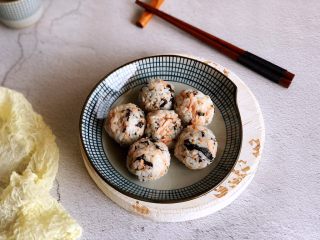 7、日式饭团,团成球即可