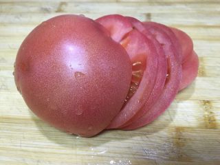 8、一锅俩用，清汤鲫鱼，辣汤重庆火锅,将西红柿洗净后切成片