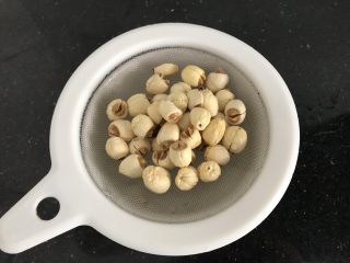 8、莲子无花果膨鱼腮扇骨汤,莲子洗净备用,有蕊的要去芯