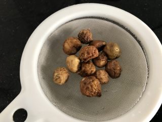 9、莲子无花果膨鱼腮扇骨汤,无花果洗净备用