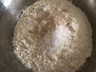 2、奶酪饼,面粉里加入白糖,盐、酵母搅匀