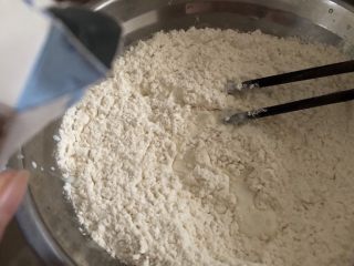 3、奶酪饼,边搅边慢慢加入牛奶