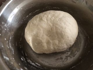 5、奶酪饼,揉成团,觉得太湿不好揉可以加少许面粉在表面(湿点烤出来口感好点)