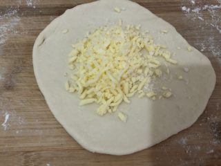 11、奶酪饼,加入到擀好的面饼里,喜欢的可以多加点