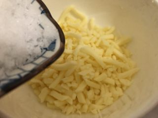10、奶酪饼,奶酪碎里加入白糖翻匀