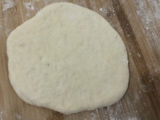 13、奶酪饼,轻轻压扁,再擀薄,擀的时候不要太用力。