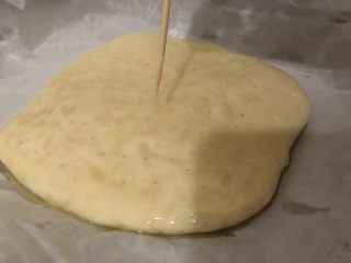 14、奶酪饼,擀好就直接放到你要用来烤饼的盘里,再发30分钟,然后在饼上面扫一层融化了的黄油,扎洞排气(防止烤的时候爆浆)