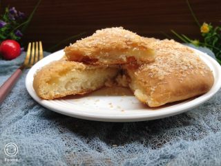 17、奶酪饼,出炉了,切成小块。