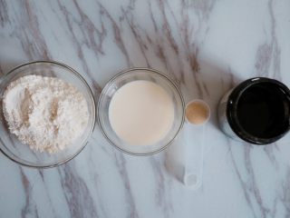 1、创意奶牛花纹切片馒头,准备好所需要的原料