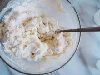 4、创意奶牛花纹切片馒头,用勺子搅拌到没有太多干面粉