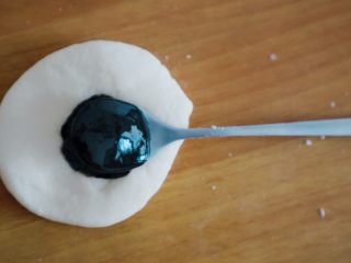 8、创意奶牛花纹切片馒头,小的那部分加入黑芝麻酱，如果觉得颜色不够黑可以在放些