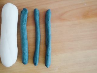 12、创意奶牛花纹切片馒头,搓成差不多和白色面团等长，便于接下来更好的包裹