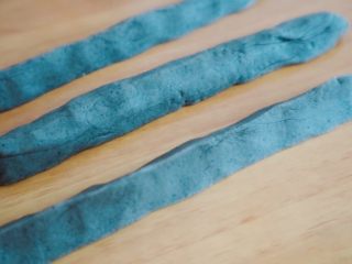 13、创意奶牛花纹切片馒头,可以像我这样捏成不规则形状，形状随意