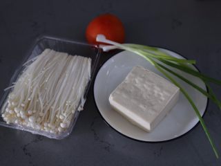 1、金针菇豆腐汤,材料准备好