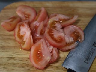 6、金针菇豆腐汤,再切成小块