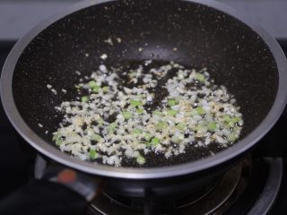 8、金针菇豆腐汤,锅里烧热油，爆香蒜末和葱白