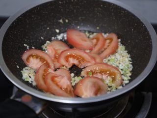 9、金针菇豆腐汤,再放入番茄