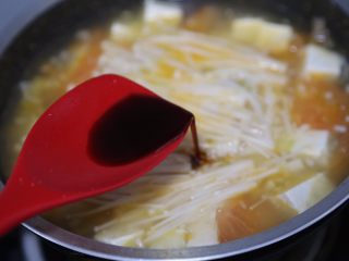15、金针菇豆腐汤,调入一勺生抽