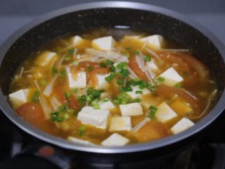 18、金针菇豆腐汤,最后撒一些葱花即可