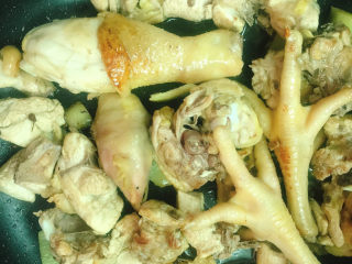 10、炖鸡汤,炒香后关火