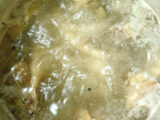 13、炖鸡汤,大火烧开