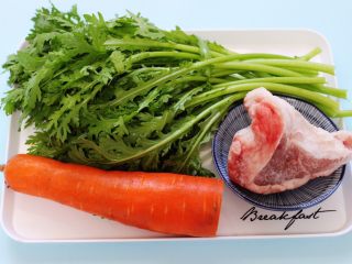 1、茼蒿肉末营养羹,首先备齐所有的食材。
