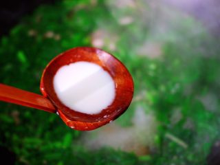 15、茼蒿肉末营养羹,淀粉提前用适量清水化开后，倒入锅中勾芡。