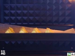 3、香烤土豆塔 宝宝辅食食谱,放入预热好的烤箱中层。