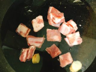 2、冬瓜山药排骨汤,把排骨入姜水焯水去浮沫。