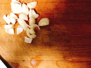 3、冬瓜山药排骨汤,大葱和大蒜切碎备用，大葱中富含葱蒜辣素，具有增进食欲、促进消化液分泌等功效，还有一定消炎抗菌作用但葱口味辛辣，宝宝食用易刺激味觉过早发育，大量食用还可能损伤胃肠道黏膜组织，因此12月龄以内宝宝的辅食不建议使用大葱、小葱等调味。而蒜富含蒜氨酸，既可为食物提味，又有抗菌消炎之功效。不过，蒜味辛辣，易刺激肠胃黏膜，不宜过早添加，更不宜给宝宝生吃，以免干扰味觉发育。