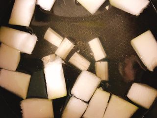 4、冬瓜山药排骨汤,山药冬瓜去皮切块，放去智能电饭锅中。