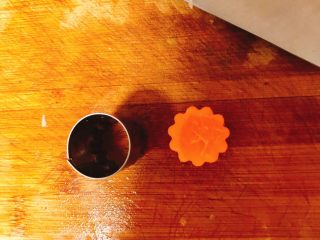 5、冬瓜山药排骨汤,胡萝卜分两部分做，一部分用模具压成型