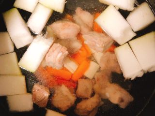 8、冬瓜山药排骨汤,加入焯好水的小排。智能电饭锅设置煲汤功能，我家这个是设置的2个小时。这个时候我们就可以去做点工作或者练练健身啦！