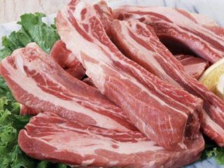 11、冬瓜山药排骨汤,冬瓜山药排骨汤要选小排熬汤，不要去掉排骨上的肥肉，肥肉出油使汤汁更鲜美。