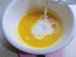 2、预热圣诞节～双色奶油蛋糕,先做蛋黄糊，蛋黄用手动打蛋器打散，加入牛奶继续打均匀至看不到牛奶，再加入玉米油，使油和蛋液完全融合再一起，(色拉油也可以，但是一定要无味的)不建议使用黄油或橄榄油。