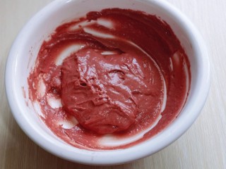 4、预热圣诞节～双色奶油蛋糕,用手动打蛋器拌均匀，看不到面粉为止，拌的时候使用手动打蛋器呈Z字形状来回搅动，不要转圈搅拌，以免起筋。这样蛋黄糊就做好了，放在旁边备用。(面糊提起打蛋器轻松顺滑的滴落下去，且无干粉。)