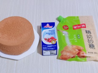 11、预热圣诞节～双色奶油蛋糕,准备好奶油及幼砂糖。