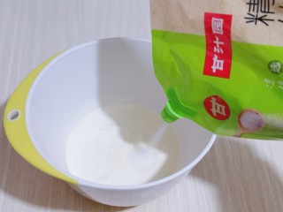 12、预热圣诞节～双色奶油蛋糕,将奶油倒入打蛋盆，加入幼砂糖，电动打蛋器打8分发即可。