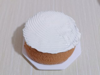 13、预热圣诞节～双色奶油蛋糕,取少量打好的奶油抹在蛋糕体上面，如图。
