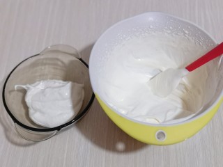 14、预热圣诞节～双色奶油蛋糕,剩下的没有放入两个器具中，同样多即可。