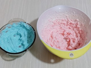 15、预热圣诞节～双色奶油蛋糕,一份滴入蓝色食用色素，一份滴入红丝绒液，电动打蛋器打发即可。
