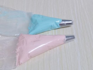 16、预热圣诞节～双色奶油蛋糕,分别装入裱花袋中。(记得先将裱花嘴放进去呦)