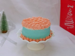 17、预热圣诞节～双色奶油蛋糕,将粉色奶油挤出小花，蓝色的奶油抹在蛋糕侧面，这样就可以了！也可以根据个人喜欢做装饰。