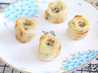 2、香蕉千层卷,烤完了飞饼皮一层一层都能看得见，咬上去咔嚓咔嚓。融合了香蕉的甜，飞饼的酥脆，怎么能不好吃？