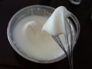 7、夹心水果派-健康蒸蛋糕,打的过程中分三次加入白糖，每次一勺。打了快一个小时，终于硬性发泡，即基本没有泡沫而且打蛋器上的蛋清掉不下来