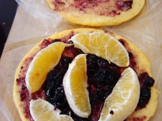 15、夹心水果派-健康蒸蛋糕,在一面上涂抹厚厚的蓝莓酱。将橙子去皮，半个橙子分瓣摆在上面。另一块派皮内测也涂抹少量蓝莓酱，然后小心的扣回有水果的派皮上。你也可以根据自己的口味换成别的果酱、奶油，还有其他水果