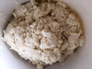 5、纯手工豆腐皮,沥干豆浆的豆渣不要,你也可以留下来做个豆渣饼之类的。