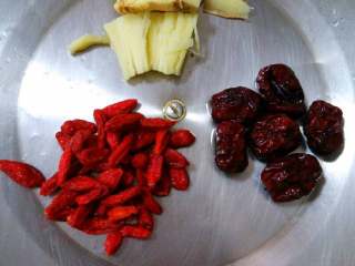 1、红枣枸杞鲫鱼汤,准备好材料，姜切一小块后用刀拍碎，红枣枸杞先用水泡下