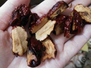 3、红枣枸杞鲫鱼汤,把刚才浸的红枣枸杞沥干水，红枣用刀切开