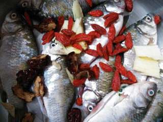 4、红枣枸杞鲫鱼汤,全部材料放入锅中